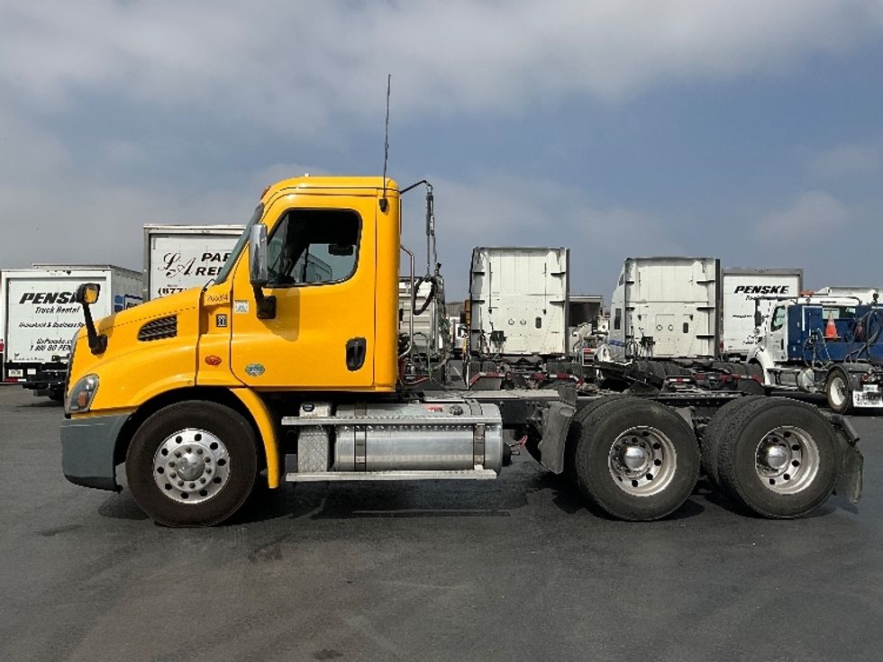 Day Cab Tractor-Heavy Duty Tractors-Freightliner-2019-Cascadia 11364ST-Torrance-CA-303,710\n\t\tmiles-$ 37,750 - Image 4