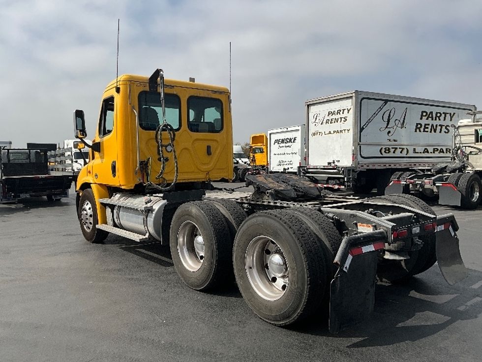 Day Cab Tractor-Heavy Duty Tractors-Freightliner-2019-Cascadia 11364ST-Torrance-CA-303,710\n\t\tmiles-$ 37,750 - Image 5