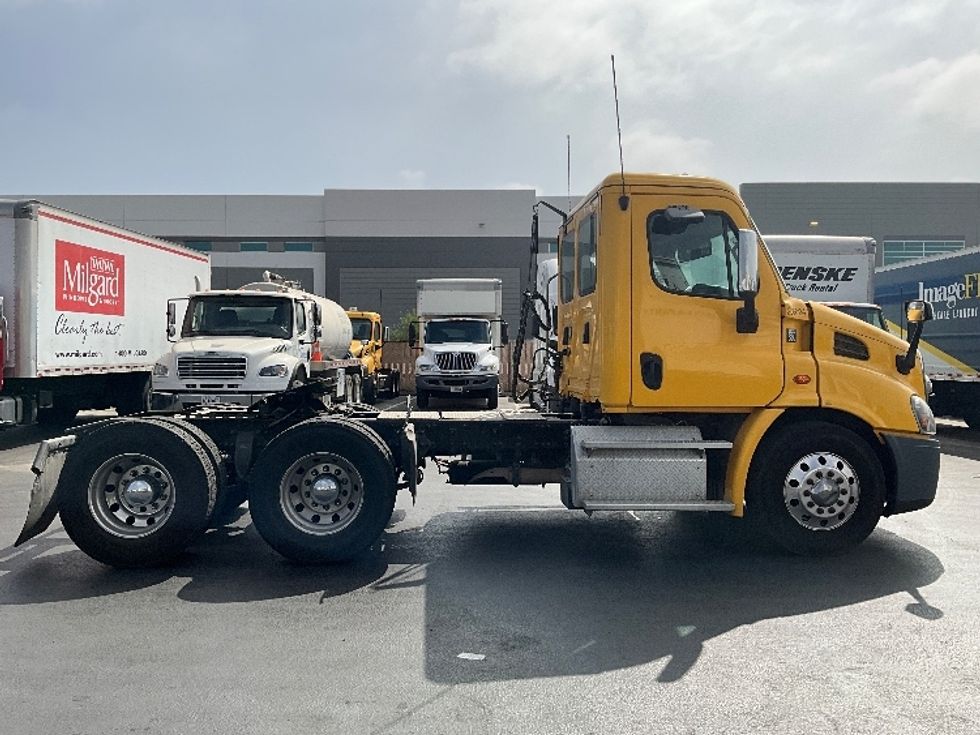 Day Cab Tractor-Heavy Duty Tractors-Freightliner-2019-Cascadia 11364ST-Torrance-CA-303,710\n\t\tmiles-$ 37,750 - Image 8