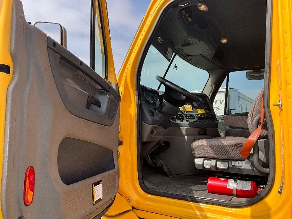 Day Cab Tractor-Heavy Duty Tractors-Freightliner-2019-Cascadia 11364ST-Torrance-CA-303,710\n\t\tmiles-$ 37,750 - Image 9