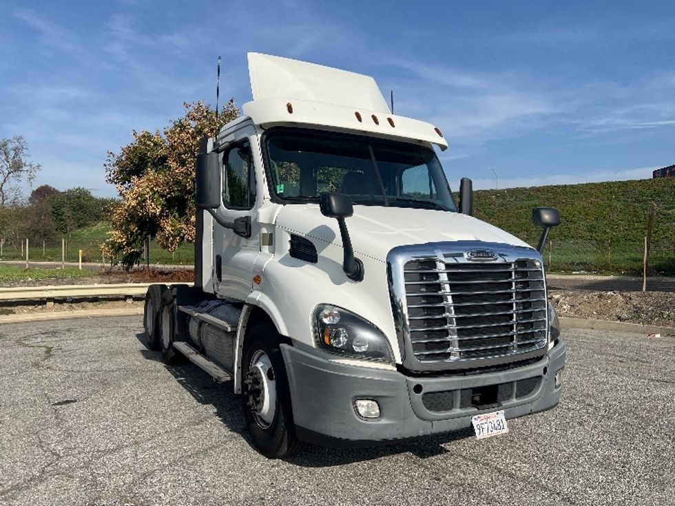 Day Cab Tractor-Heavy Duty Tractors-Freightliner-2019-Cascadia 11364ST-Torrance-CA-348,976\n\t\tmiles-$ 40,000 - Image 1