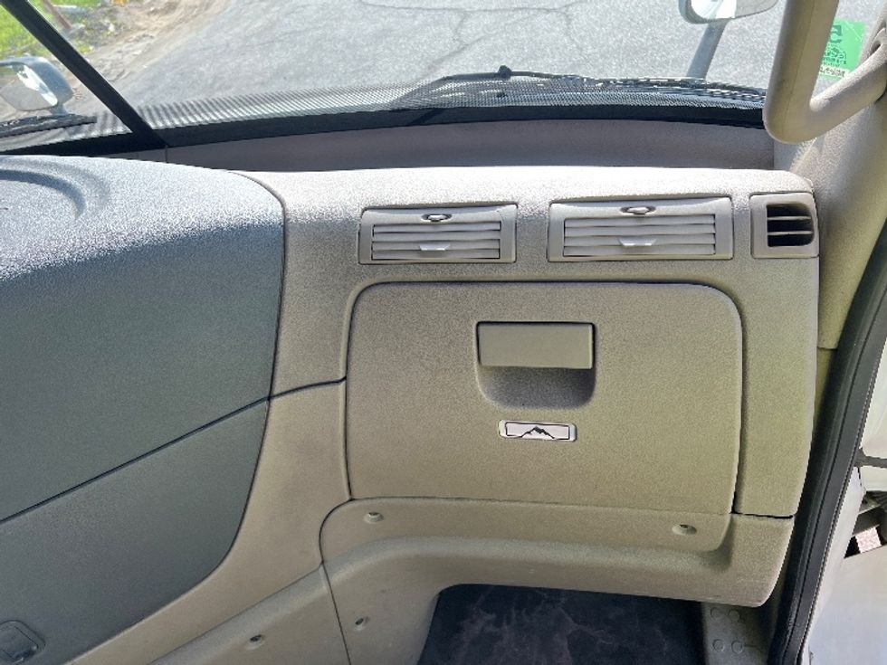 Day Cab Tractor-Heavy Duty Tractors-Freightliner-2019-Cascadia 11364ST-Torrance-CA-348,976\n\t\tmiles-$ 40,000 - Image 13