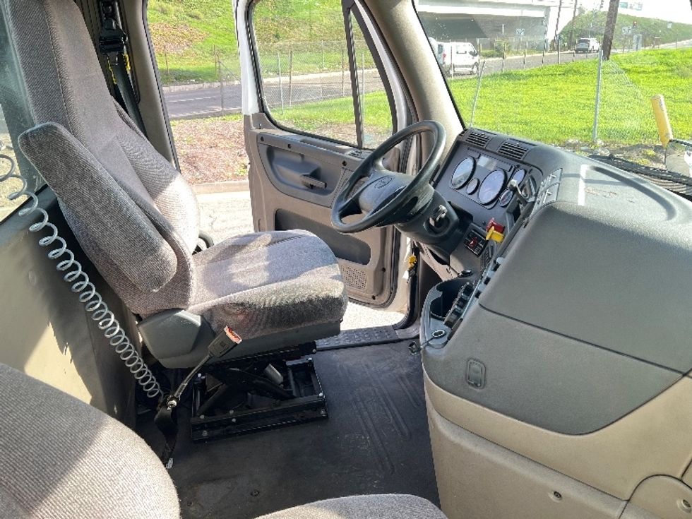 Day Cab Tractor-Heavy Duty Tractors-Freightliner-2019-Cascadia 11364ST-Torrance-CA-348,976\n\t\tmiles-$ 40,000 - Image 14