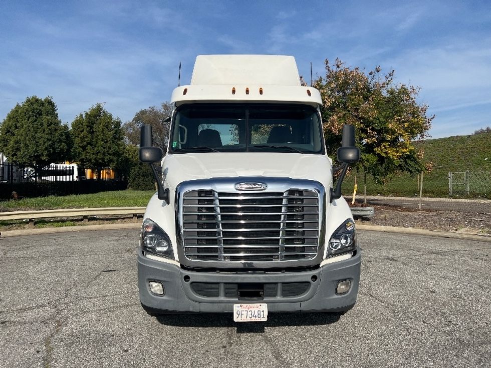 Day Cab Tractor-Heavy Duty Tractors-Freightliner-2019-Cascadia 11364ST-Torrance-CA-348,976\n\t\tmiles-$ 40,000 - Image 2