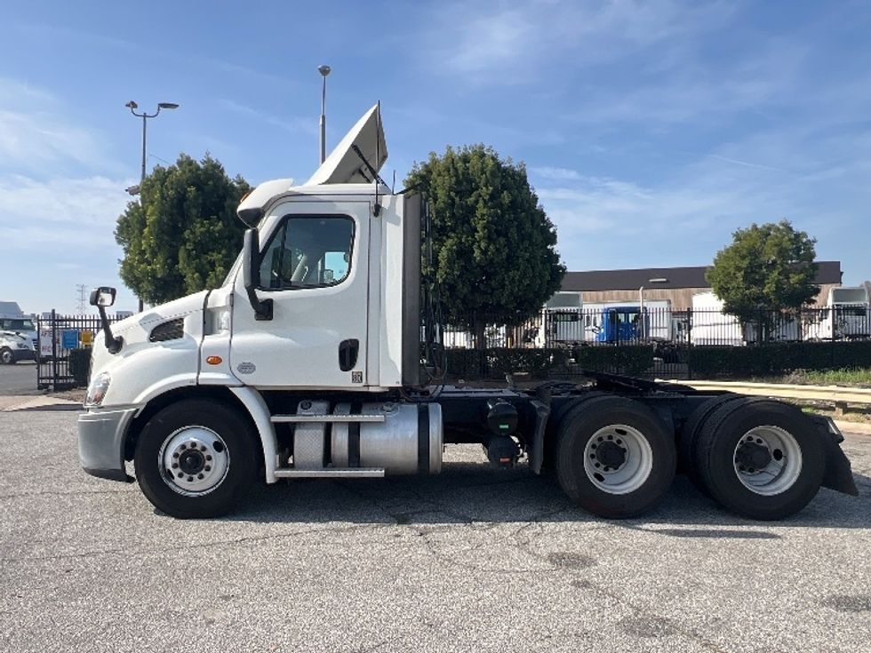 Day Cab Tractor-Heavy Duty Tractors-Freightliner-2019-Cascadia 11364ST-Torrance-CA-348,976\n\t\tmiles-$ 40,000 - Image 4