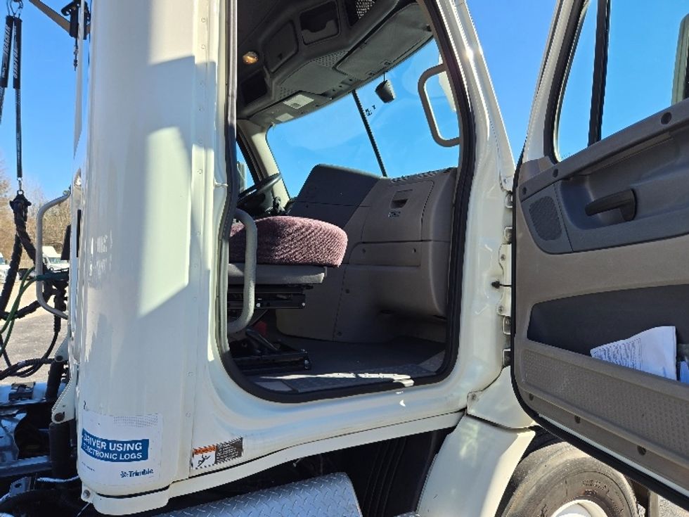 Day Cab Tractor-Heavy Duty Tractors-Freightliner-2019-Cascadia 11364ST-Villa Rica-GA-273,319\n\t\tmiles-$ 48,250 - Image 12