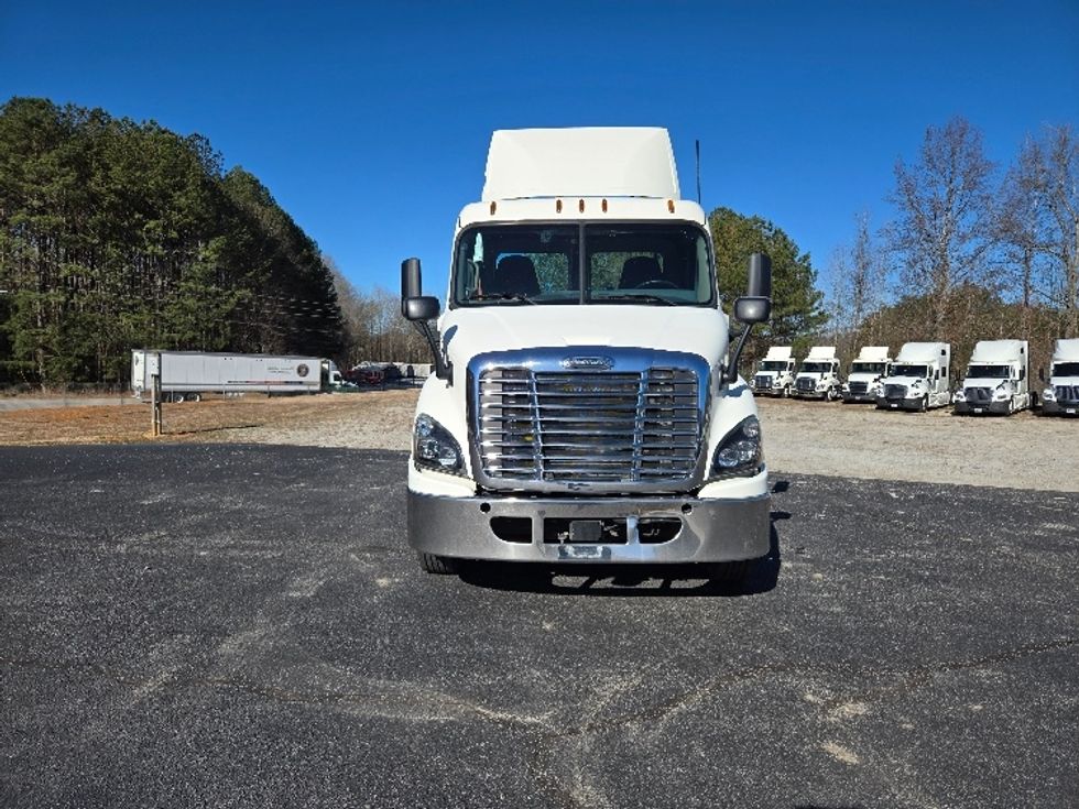 Day Cab Tractor-Heavy Duty Tractors-Freightliner-2019-Cascadia 11364ST-Villa Rica-GA-273,319\n\t\tmiles-$ 48,250 - Image 2