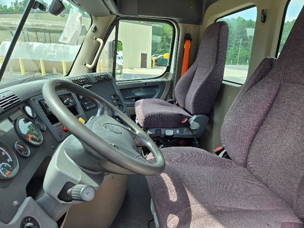 2019 Freightliner Cascadia 113" sleeper cab photo 10