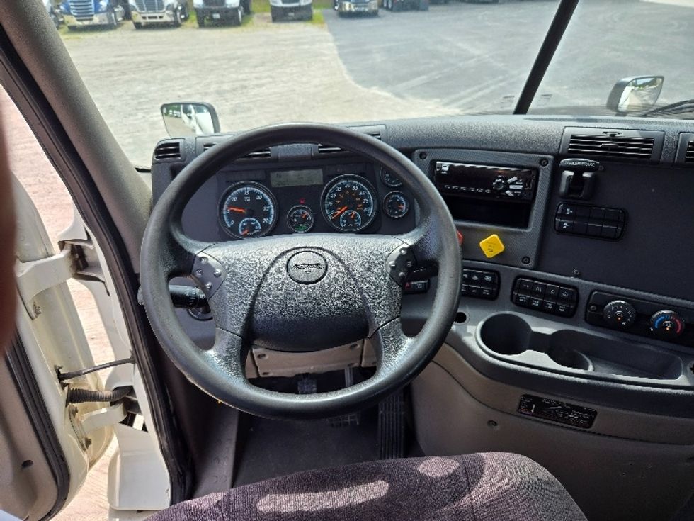 2019 Freightliner Cascadia 113" sleeper cab photo 11