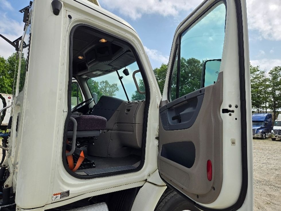 2019 Freightliner Cascadia 113" sleeper cab photo 12