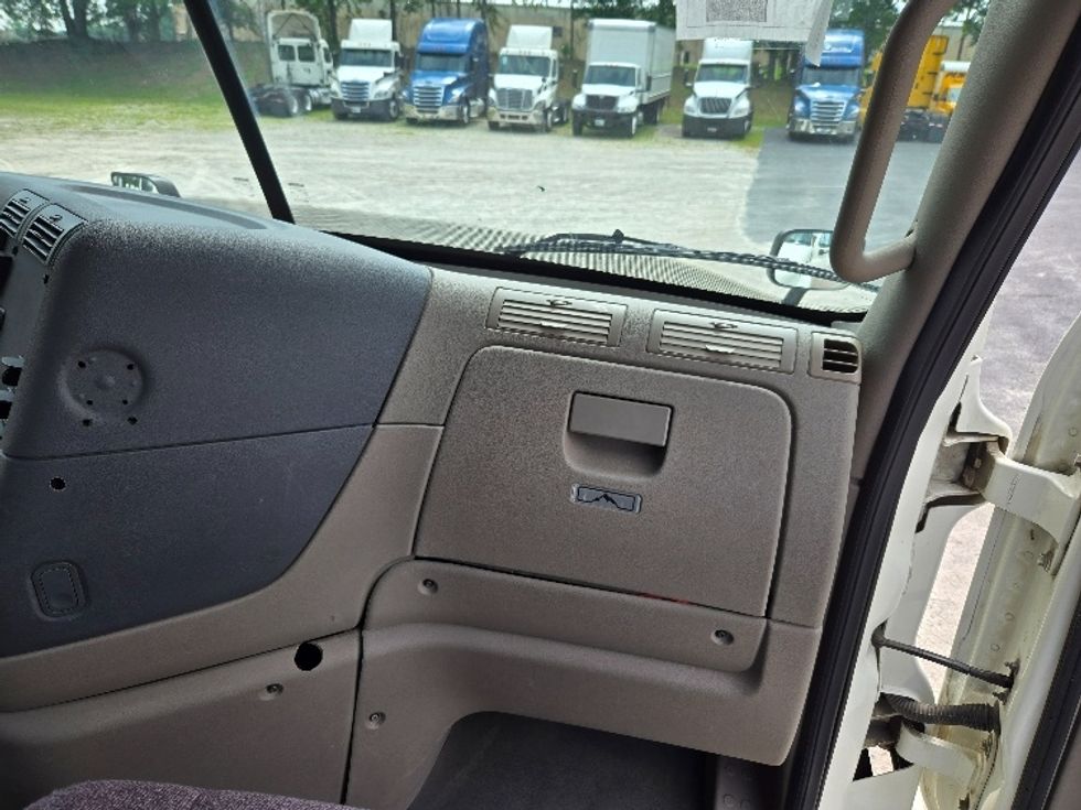 2019 Freightliner Cascadia 113" sleeper cab photo 13