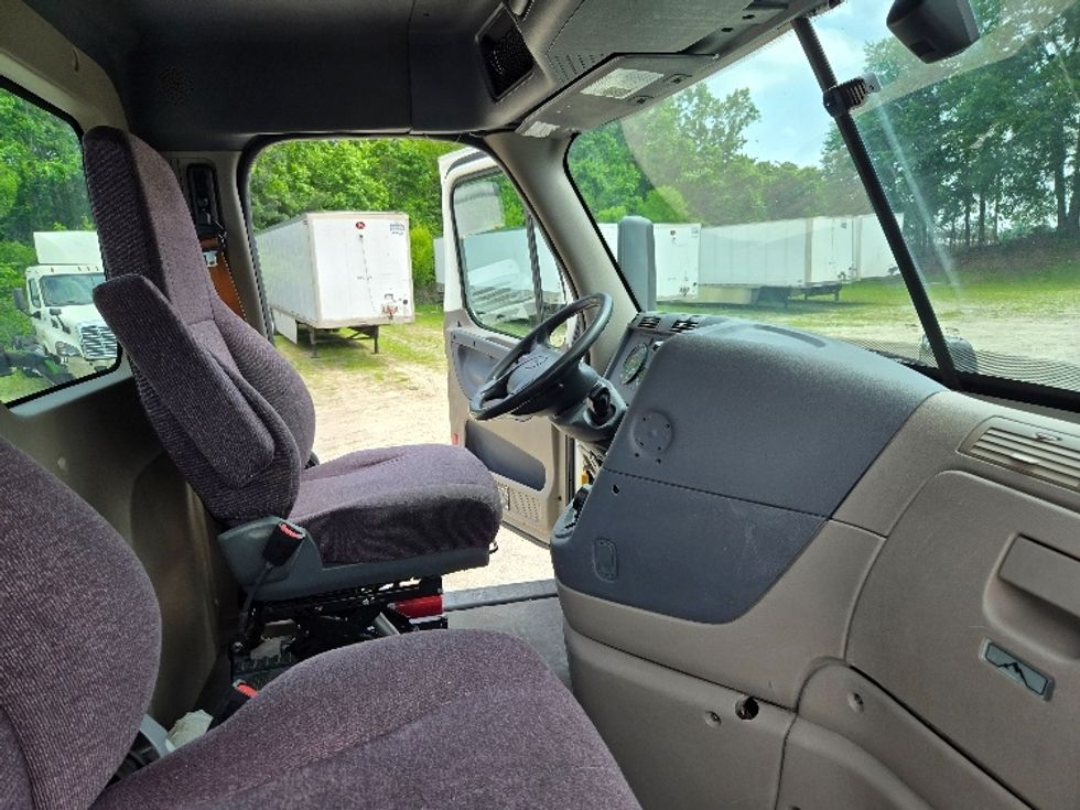 2019 Freightliner Cascadia 113" sleeper cab photo 14