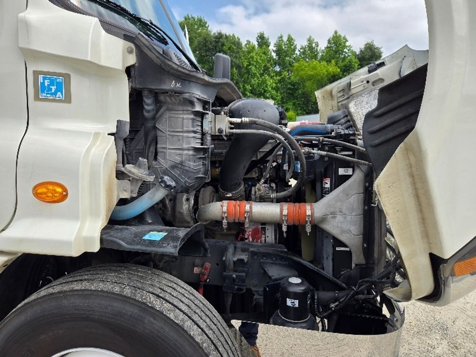 2019 Freightliner Cascadia 113" sleeper cab photo 15