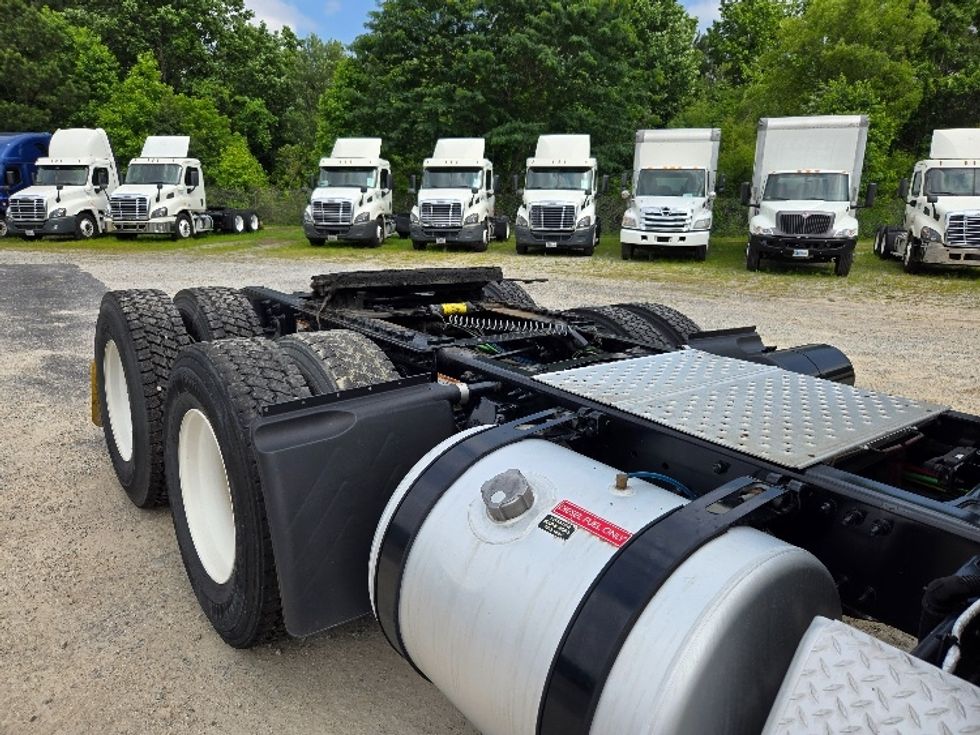 2019 Freightliner Cascadia 113" sleeper cab photo 16