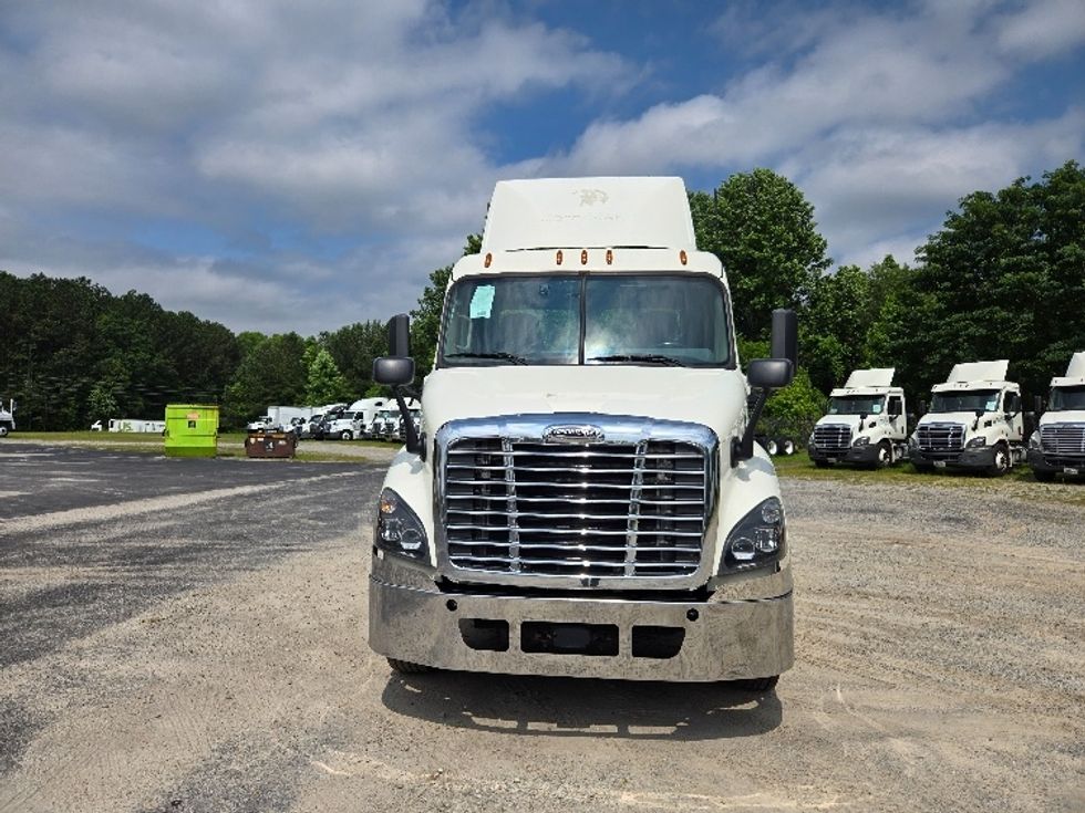 2019 Freightliner Cascadia 113" sleeper cab photo 2