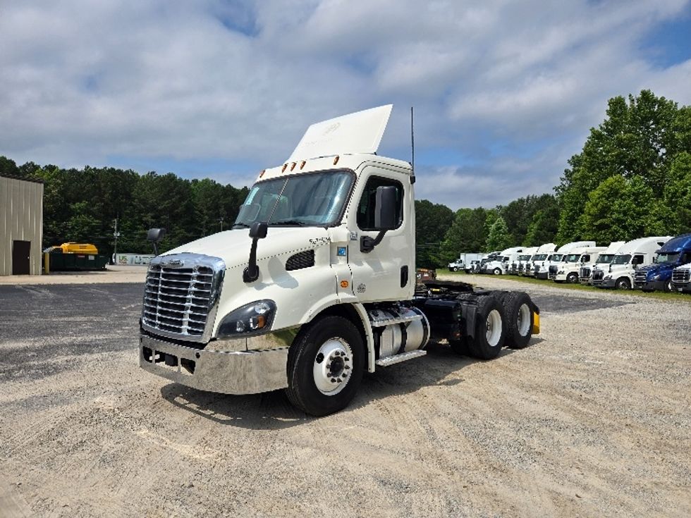 2019 Freightliner Cascadia 113" sleeper cab photo 3