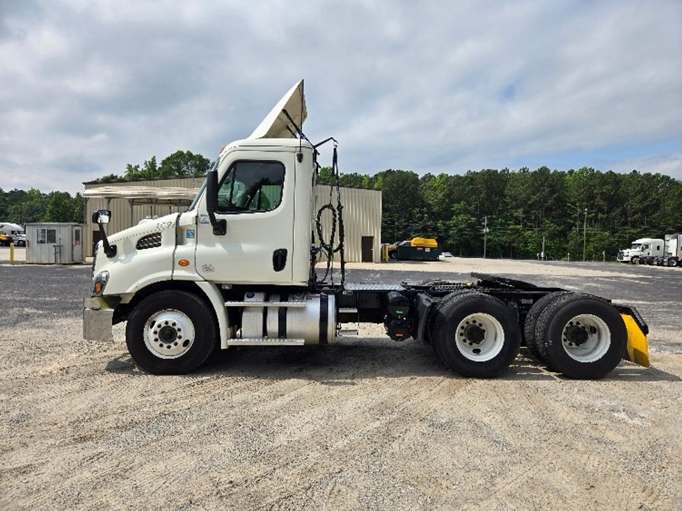 2019 Freightliner Cascadia 113" sleeper cab photo 4