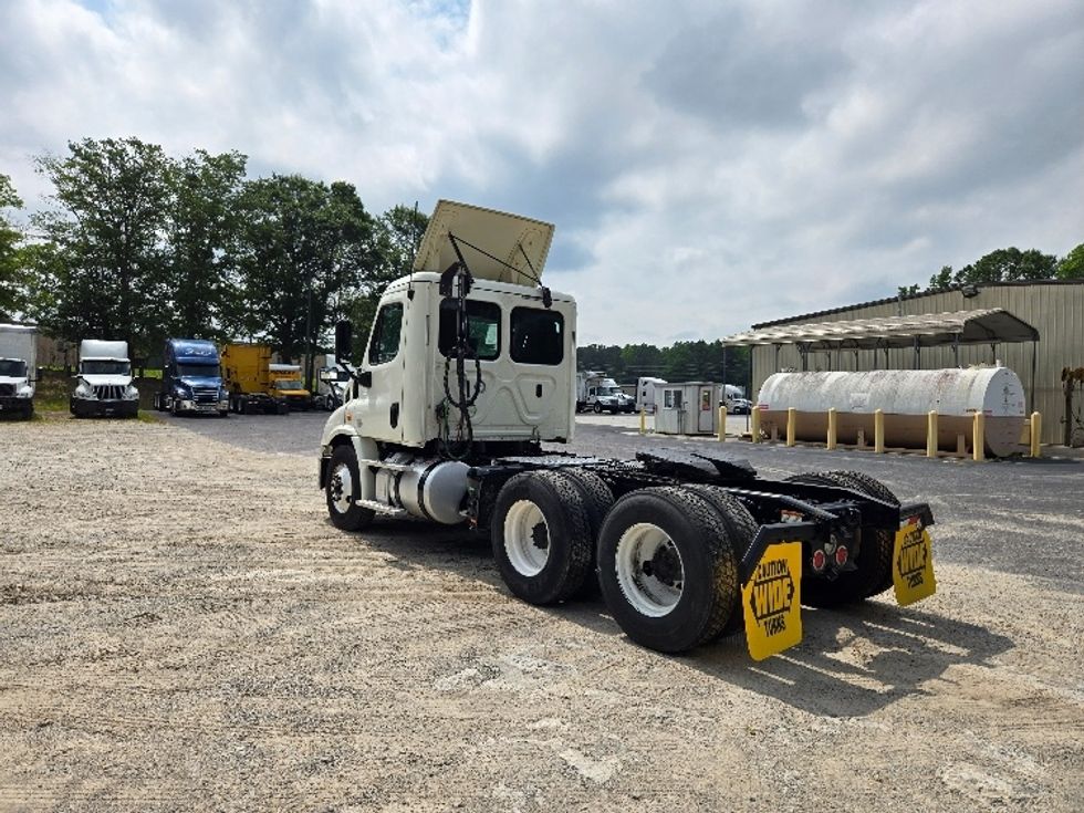 2019 Freightliner Cascadia 113" sleeper cab photo 5