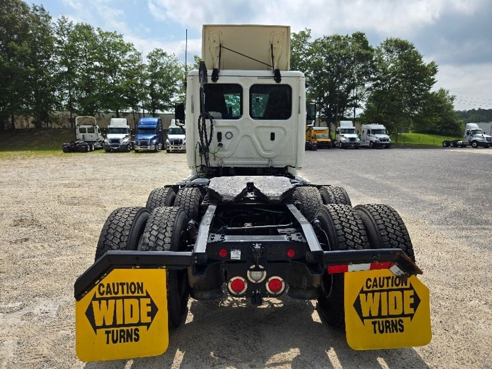 2019 Freightliner Cascadia 113" sleeper cab photo 6