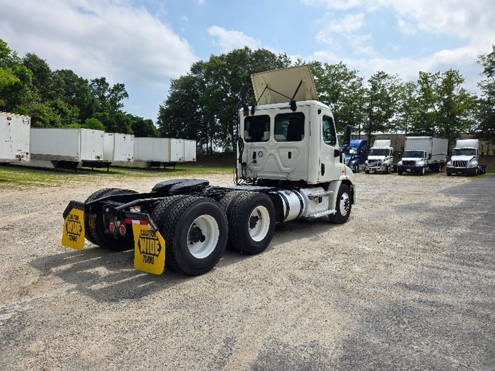 2019 Freightliner Cascadia 113" sleeper cab photo 7