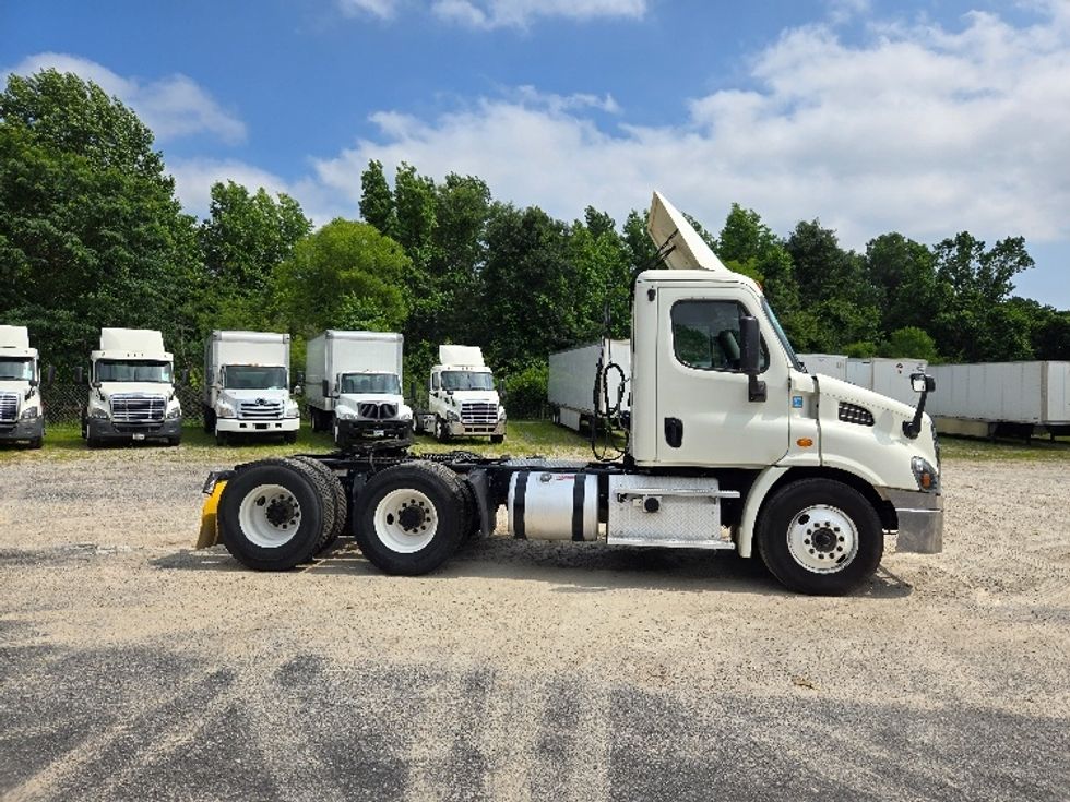 2019 Freightliner Cascadia 113" sleeper cab photo 8
