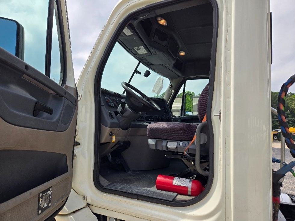 2019 Freightliner Cascadia 113" sleeper cab photo 9