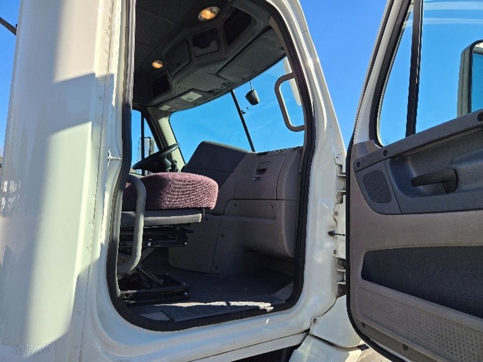 Day Cab Tractor-Heavy Duty Tractors-Freightliner-2019-Cascadia 11364ST-Villa Rica-GA-317,911\n\t\tmiles-$ 45,750 - Image 12