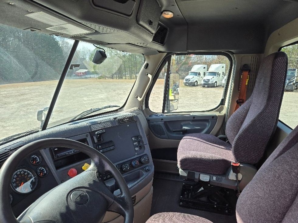 Day Cab Tractor-Heavy Duty Tractors-Freightliner-2019-Cascadia 11364ST-Villa Rica-GA-318,135\n\t\tmiles-$ 45,750 - Image 11