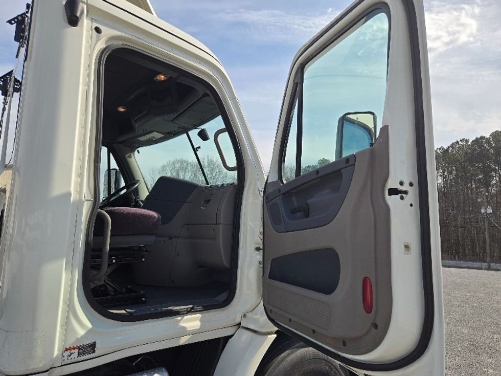 Day Cab Tractor-Heavy Duty Tractors-Freightliner-2019-Cascadia 11364ST-Villa Rica-GA-318,135\n\t\tmiles-$ 45,750 - Image 12