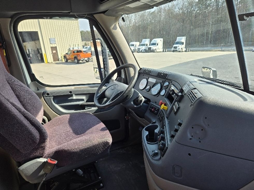 Day Cab Tractor-Heavy Duty Tractors-Freightliner-2019-Cascadia 11364ST-Villa Rica-GA-318,135\n\t\tmiles-$ 45,750 - Image 14