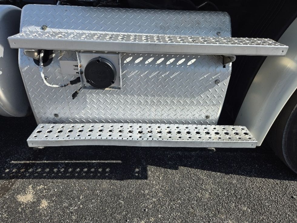 Day Cab Tractor-Heavy Duty Tractors-Freightliner-2019-Cascadia 11364ST-Villa Rica-GA-318,135\n\t\tmiles-$ 45,750 - Image 19