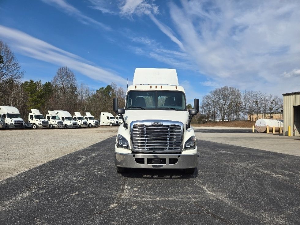 2019 Freightliner Cascadia 113" sleeper cab photo 2