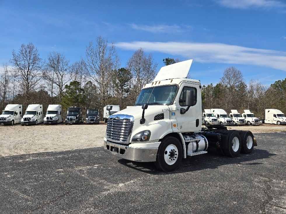 2019 Freightliner Cascadia 113" sleeper cab photo 3