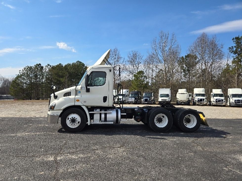 2019 Freightliner Cascadia 113" sleeper cab photo 4