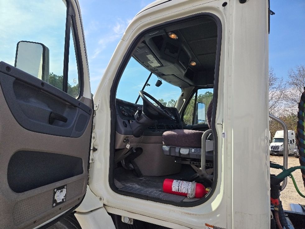 Day Cab Tractor-Heavy Duty Tractors-Freightliner-2019-Cascadia 11364ST-Villa Rica-GA-318,135\n\t\tmiles-$ 45,750 - Image 9