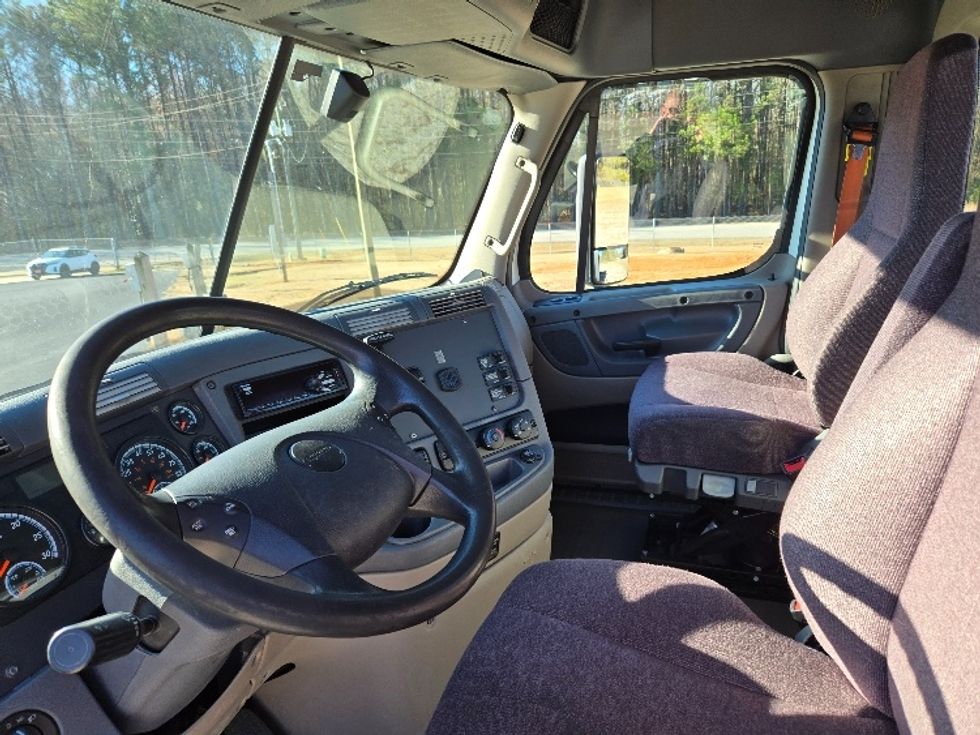 2019 Freightliner Cascadia 113" sleeper cab photo 10