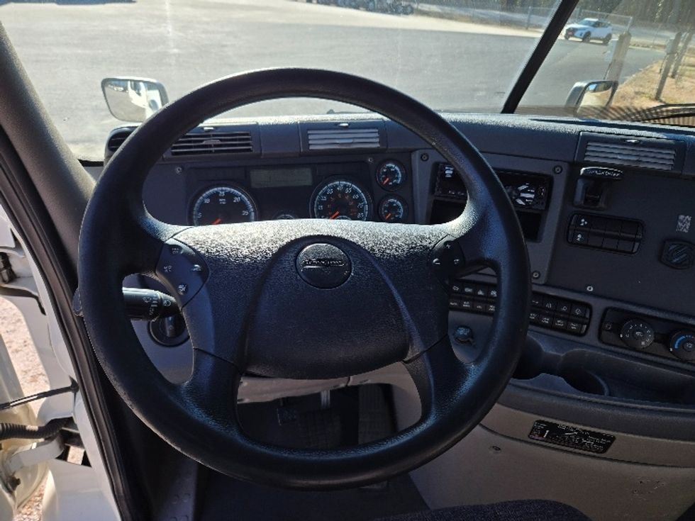 2019 Freightliner Cascadia 113" sleeper cab photo 11