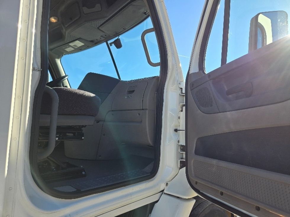 2019 Freightliner Cascadia 113" sleeper cab photo 12