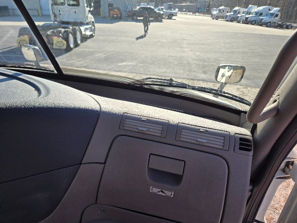 2019 Freightliner Cascadia 113" sleeper cab photo 13