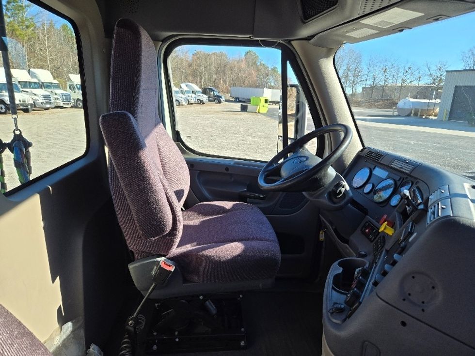 2019 Freightliner Cascadia 113" sleeper cab photo 14