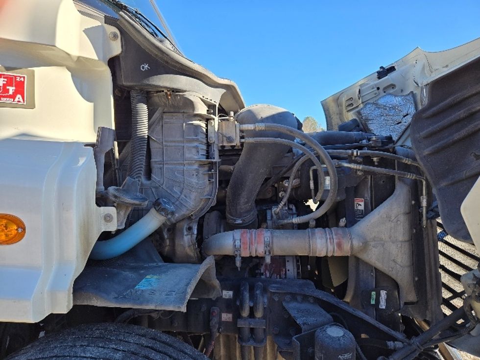 2019 Freightliner Cascadia 113" sleeper cab photo 15