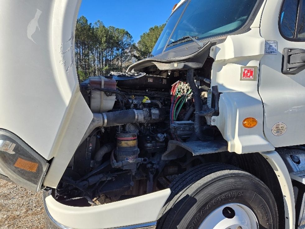 2019 Freightliner Cascadia 113" sleeper cab photo 16