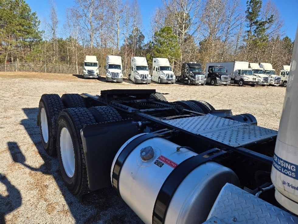 2019 Freightliner Cascadia 113" sleeper cab photo 17