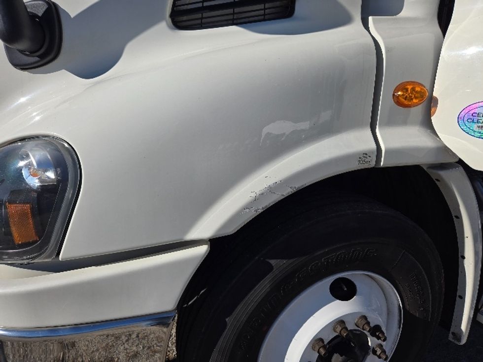 2019 Freightliner Cascadia 113" sleeper cab photo 18