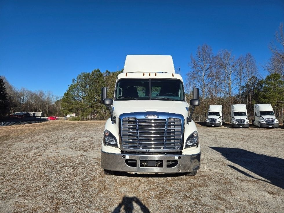 2019 Freightliner Cascadia 113" sleeper cab photo 2