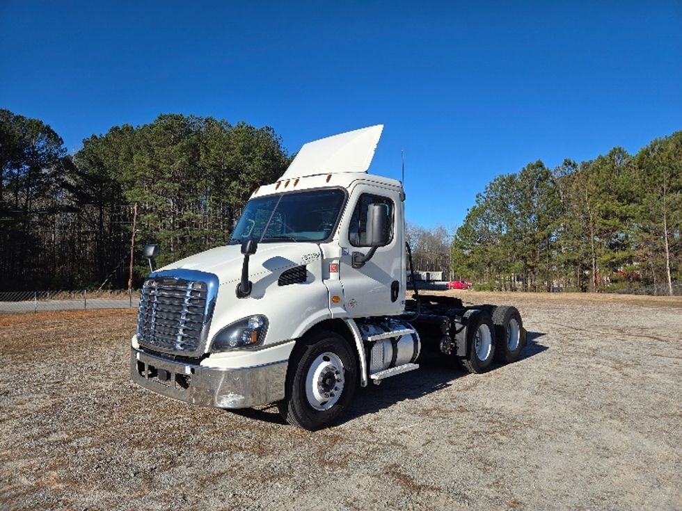 2019 Freightliner Cascadia 113" sleeper cab photo 3