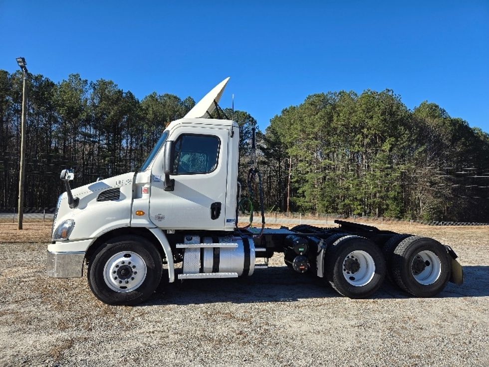 2019 Freightliner Cascadia 113" sleeper cab photo 4