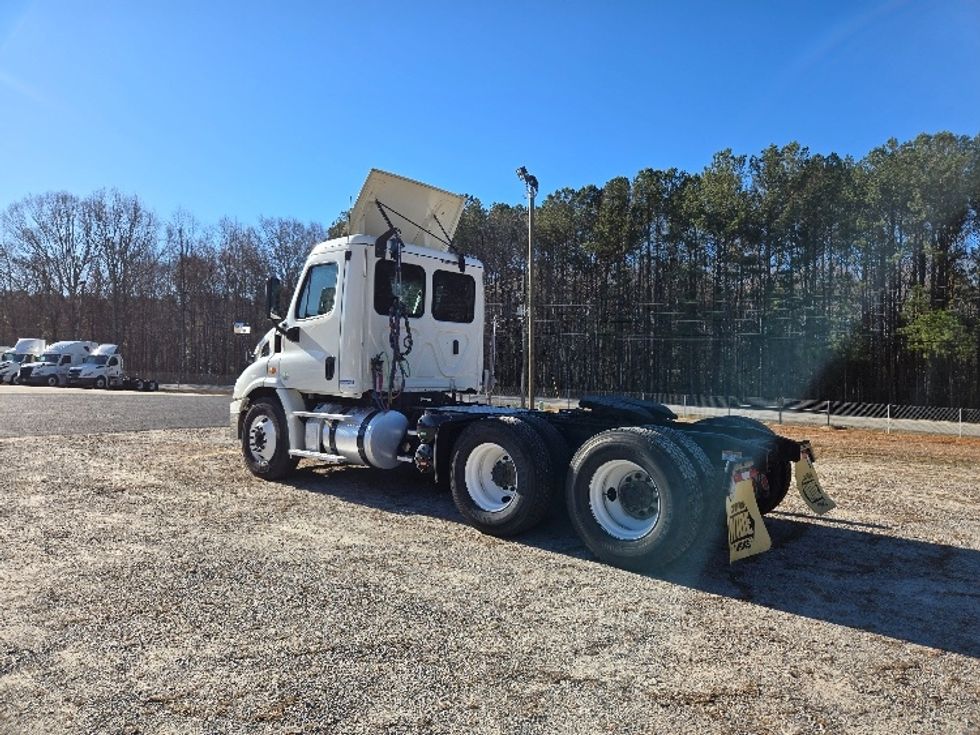 2019 Freightliner Cascadia 113" sleeper cab photo 5