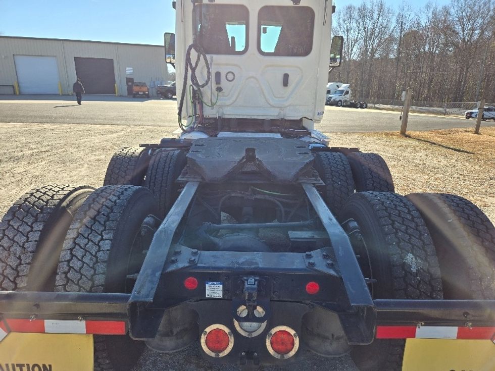2019 Freightliner Cascadia 113" sleeper cab photo 6