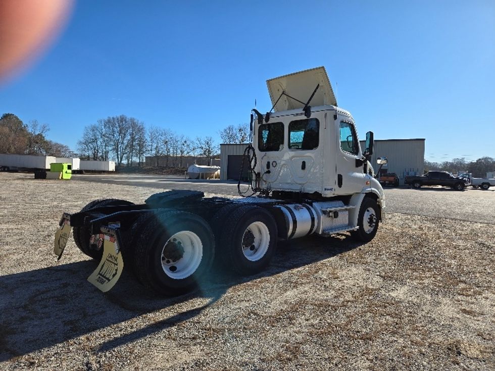 2019 Freightliner Cascadia 113" sleeper cab photo 7